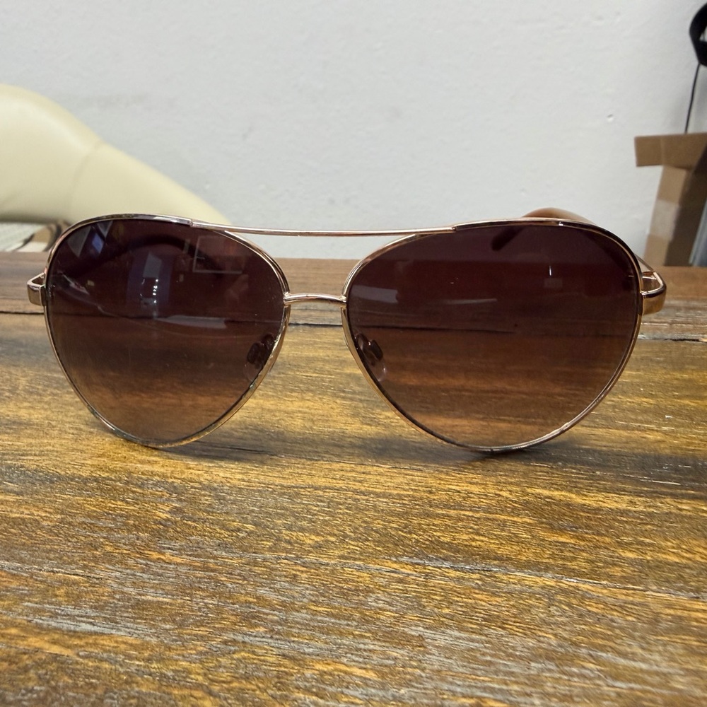 Oscar de la Renta Amber/Tortoiseshell Temple Sunglass Arm